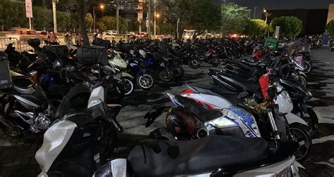 How to park a motorcycle like a pro .